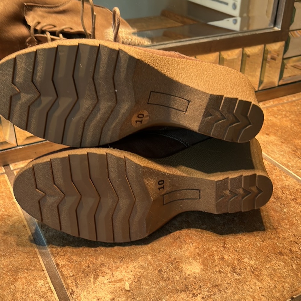 NWT Faux Suede Wedge Lace Up Booties - Picture 5 of 7